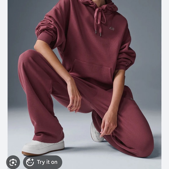 ALO Yoga Women's accolade hoodie burgundy truffle - Picture 2 of 2